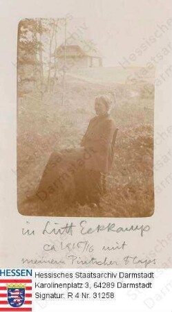 Carrière, Sophie geb. v. Hofmann (1860-1934) / Porträt im Garten von Lütt Eckkamp auf Stuhl sitzend, Ganzfigur, rechtsgewandt