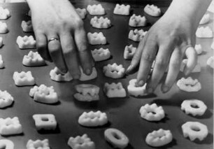 Süßwarenfabrik, Fondants (Fondantkonfekt) auf dem Transportband