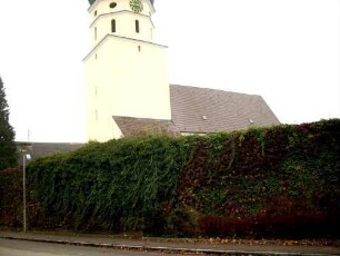 Ansicht von Nordosten mit Kirche (Kirchturm Frühgotisch-achteckige Glockenstube Barock 18 Jh) über Kirchhofmauer (leider mit Efeu überwachsen-Wehrgang im 18 Jh abgetragen)