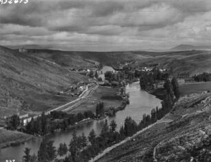 Der Duero bei Soria : Blick in das Flusstal des Duero bei Soria mit Brücke und Insel