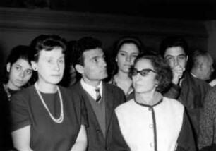Besuchergruppe im Pergamonsaal im Rahmen einer Führung durch die Antikensammlung im Pergamonmuseum, geleitet von Elisabeth Rohde