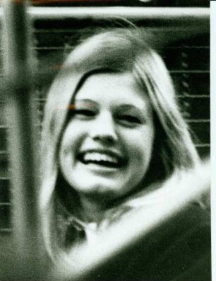 Hamburger Dom 1968. Eine junge Frau befindet sich in der Achterbahn. Sie freut sich und lacht