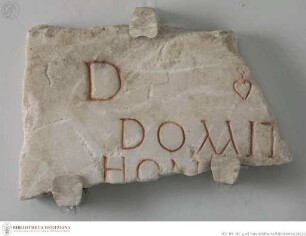 Tafelfragment mit Grabinschrift "D(is) [M(anibus)] // DOMIT(iae?)..."