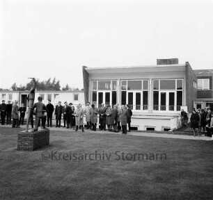 Realschule [später Alfred-Rust-Realschule]: Wulfsdorfer Weg: Grünfläche: Kunst am Bau: Enthüllung: Bronzeplastik des Bildhausers Fritz During: Ehrengäste: im Hintergrund Gymnastikhalle: darunter Lehrschwimmbecken