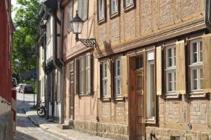 Quedlinburg - Sanierte Fachwerkhäuser : Sanierte Fachwerkhäuser in einer Gasse der Innenstadt. Aufgenommen am 6. Juni 2010 in Quedlinburg