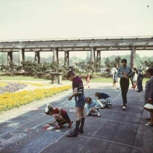 Wroclaw. Historische Gärten, Kinder malen auf Asphalt in der Nähe einer Pergola