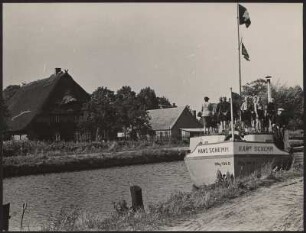 Schulheimschiff "Hans Schemm" fährt durch Mecklenburg