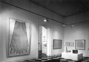 Dresden. Ausstellung "Wort und Weise. Exemplarisches aus der Sammlung Reiner Speck, Köln" im Georgenbau des Dresdner Schlosses vom 06.06.-22.08.1990. H. Kiecol, geboren 1950, Himmel, Öl, Papier, E. Heerich, geboren 1922, Kartonplastik