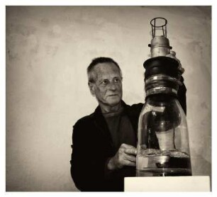 FRANK HERRMANN NEBEN SEINER ARBEIT "STURM IM WASSERGLAS"