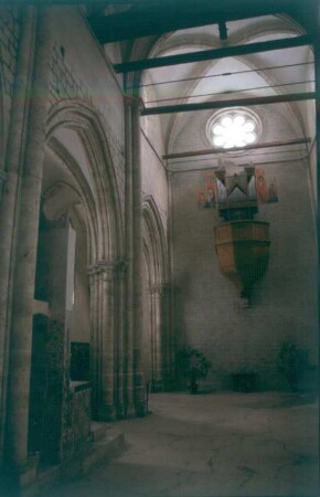 Sion. Basilika von Valeria (1100-1130, 13. Jh.). Blick durch das Mittelschiff nach Westen zur Schwalbenschwanzorgel (um 1435, Erweiterung 1686-1688)