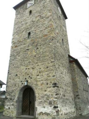 Kirchturm von Ostnordosten-im Kern Spätromanischer Chorturm (neuer Westchor 1916 am Langhaus)-in den Obergeschossen Rundbogenfenster erhalten