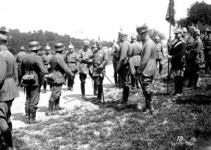 Erster Weltkrieg : Wilhelm II. überreicht einem Soldaten einen Orden