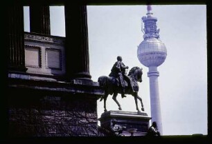 Reiterstandbild Friedrich Wilhelm IV vor dem Bode-Museum und Fernsehturm