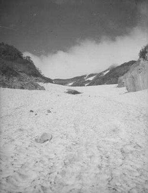 Schneefeld bei Hakuba-mura : Im Hakuba-Onsen-Trog bei Hakuba (Nagano)