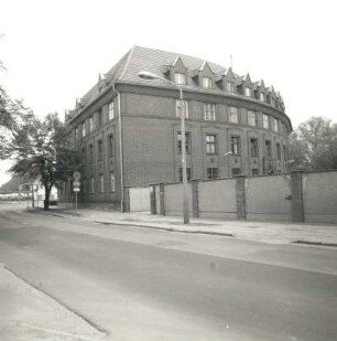 Calau, Karl-Marx-Straße 130. Verwaltungsgebäude (Polizeigebäude, sogenanntes Kreishaus; 1924-1926; Thiede). Straßenansicht. Hofseite und Einfriedung