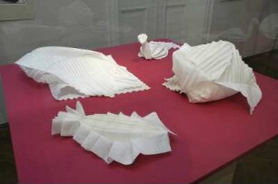 Serviettenfaltkunst. Dresden-Pillnitz, Kunstgewerbemuseum. 2007.06.30-10.31. Figürliche Faltungen von J. Sallas