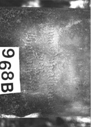 Grabstein 968 (Index: 99899503) Material: Sandstein Zustand: gut erhalten, Rückseite angewittert Maße HxBxT: 173x63x36 cm Beschreibung: aufgesockelte Stele, Aufsatz mit Voluten und Palmette Symbolik: Voluten, Palmette: Grabstein 968B