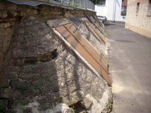 Kirchhofmauer im Süden mit Gadenkellern (ehemalige Gaden im 19 Jh abgetragen und durch Wohnbauten ersetzt)