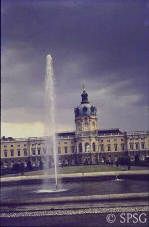 Berlin, Schlossgarten Charlottenburg, Blick von der Fontäne auf das Schloss.