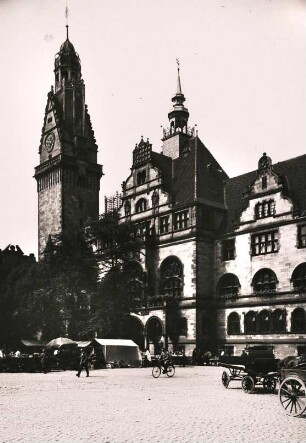 Duisburg. Burgplatz mit dem im Stil des Historismus (Frührenaissance) zwischen 1897 bis 1902 errichteten Rathauses