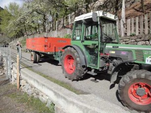 Triebachsanhänger im Obstbau und Weinbau