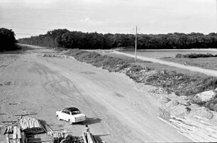 Riegel; Teningen: Autobahntrasse Auffahrt Emmendingen bei Riegel - Teningen; Blick nach Norden; (rechts Baggersee)