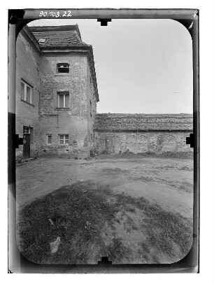 Faulenrost. Ehem. Gut (1760-1764). Rechtes Kavaliershaus und Wirtschaftsgebäude. Hofansicht