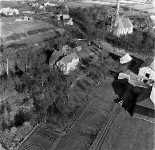 Pastorat (Kirchenweg 10): im Hintergrund West- und Südseite der Friedenskirche