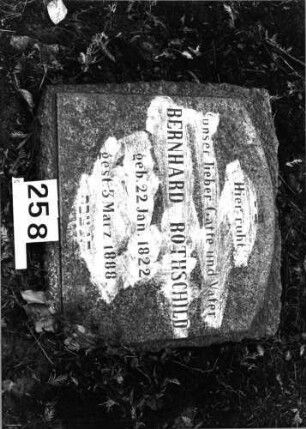 Grabstein 258 (Index: 100091687) Material: Granit Zustand: gut Maße HxBxT: 65x72x17 cm Beschreibung: liegender rechteckiger Kissenstein, erhabene Schriftplatte mit Segmentbogenabschl: Grabstein 258