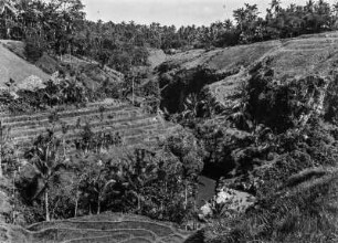 Schlucht des Pakerisan : Blick in eine Schlucht des Pakerisan-Flusses. Die Hänge werden für die Landwirtschaft genutzt.