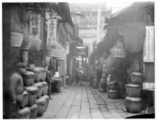 Kanton (Guangzhou), China. Gasse mit Läden von Korbhändlern