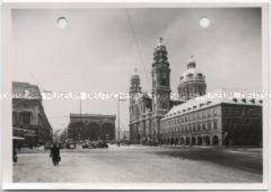 München, Feldherrnhalle mit Stiftskirche St. Kajetan (Theatinerkirche) und Odeonsplatz