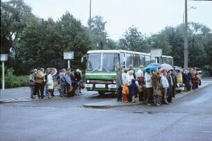 DDR. Wartende an einem Busbahnhof