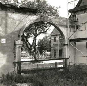 Cossebaude-Gohlis, Gartenstraße 23. Dreiseithof (1806). Tordruchfahrt zwischen Wohnstallhaus und Scheune. Feldseite