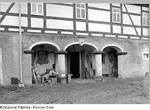 Klipphausen-Scharfenberg (ehem. Riemsdorf Nr. 4). Bauernhof, Wirtschaftsgebäude (bez. 1846) mit Kummethalle