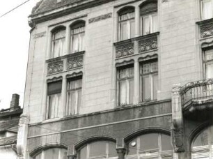 Görlitz, Demianiplatz 10/11. Ehemaliges Kaufhaus (um 1900). Fenster (2. - 3. Obergeschoß)