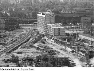Blick vom Rathausturm über die Leningrader Straße (St. Petersburger Straße) und die Prager Straße im Bau