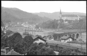 Bodenbach-Tetschen a. d. Elbe. Schloss. : Blick von Bodenbach über die Elbe mit Nordwestbahnbrücke (Eisenbahnbrücke, 1867) zum Schloss Tetschen