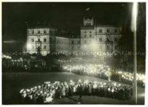 Fackelzug auf dem Coburger Schlossplatz zur Hochzeit von Sibylla von Sachsen-Coburg-Gotha