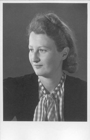 Porträt Annelies Rose. Fotografie (Autogrammkarte; z. T. mit Widmung verso, bezeichnet 1943)