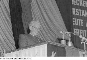 Hermann Matern am Rednerpult