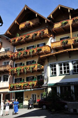 Wolfgangsee : Der Ort Sankt Wolfgang am Wolfgangsee im Salzkammergut gehört zu den bekanntesten Ferienzielen in Österreich. Bild: landestypischer Hotelbau in der Ortsmitte