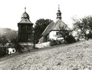 Christofsgrund (Kryštofovo Údolí, Tschechien). Dorfkirche mit Glockenturm