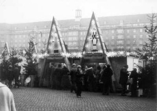 Dresden, Altmarkt. Striezelmarkt. Besucher vor Imbißständen
