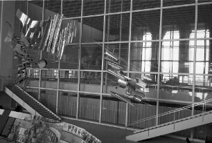 Berlin; West: Plastik in der Vorhalle des Reichstagsgebäude