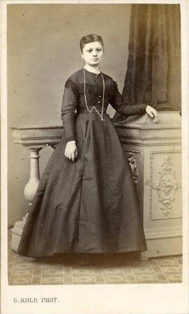 Fotografie einer stehenden Dame