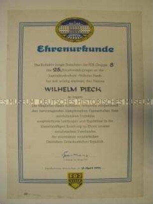 Ehrenurkunde der FDJ zur Verleihung des Ehrennamens "Wilhelm Pieck" an eine FDJ-Gruppe