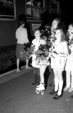 Freiburg: Hauptbahnhof; Rollschuhjugend in Erwartung des Weltmeisters; Michael Obrecht (Weltmeister 1971), Markus Gallmann (3. in Barcelona), Myrtil Haefs und Reinhard Strate (Tanzpaar, Bronzemedaille)