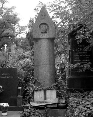 Grabstein des Schriftstellers Karel Čapek und seiner Frau, der Schauspielerin Olga Scheinpflug