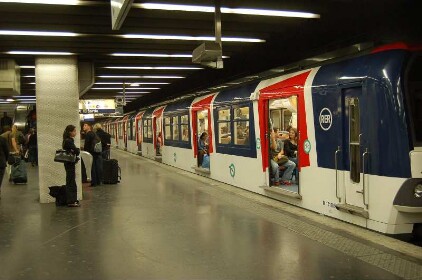Paris - Menschen in der City : Unterirdische Station des RER Regionalexpress. Paris, 2006
